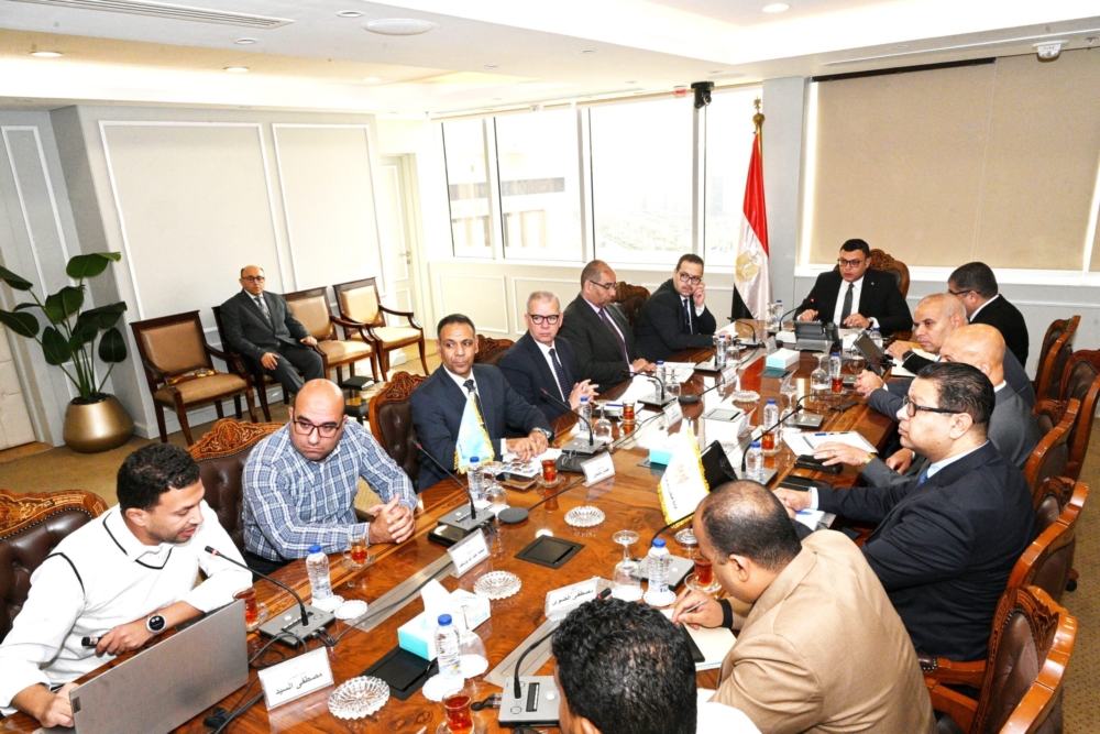 وزير الإسكان يتابع مشروعات الطرق والمرافق والمشروعات السكنية بحدائق أكتوبر