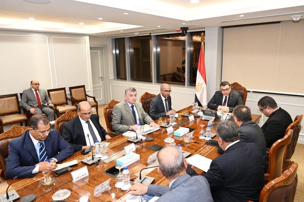 وزير الإسكان يتابع أخر مستجدات مشروعات المقاولون العرب ضمن حياة كريمة