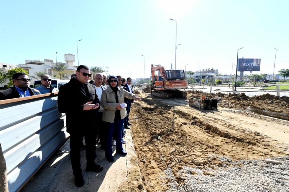 وزير الإسكان يتفقد تطوير الطرق والمحاور بالشيخ زايد