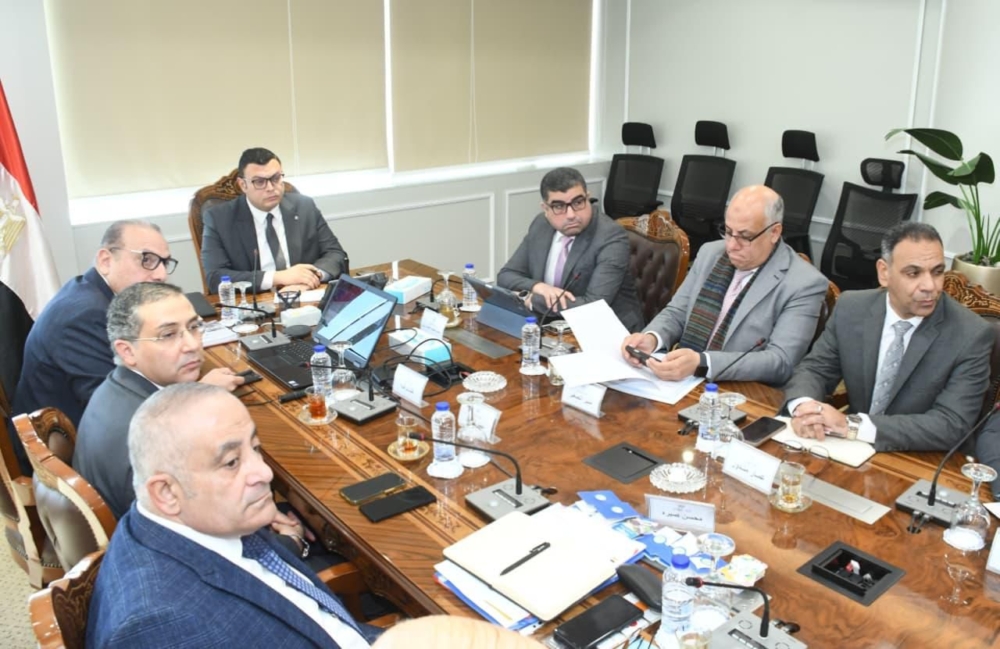 وزير الإسكان يبحث تطوير منظومة النقل الداخلي بعددٍ من المدن الجديدة