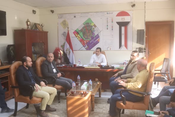 تنسيق مشترك بين جهازي العاشر من رمضان وبدر لربط خط صرف صحي بطريق المطورين