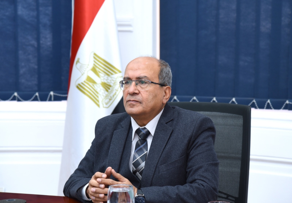 القابضة للمياه: تحقيق فوري في واقعة تفريغ سيارة كسح صرف صحي بالطريق العام