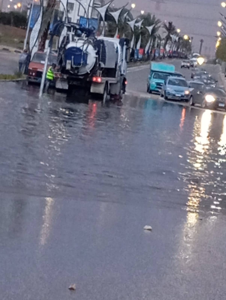 عودة المياه لبعض المناطق بحدائق أكتوبر بعد تأثرها بالطقس السيىء