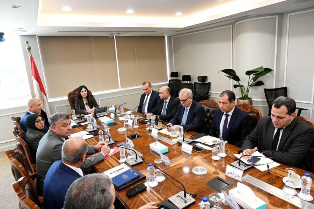 وزيرة الإسكان تتابع جهود توطين صناعة المهمات المستخدمة في مشروعات المياه والضرف